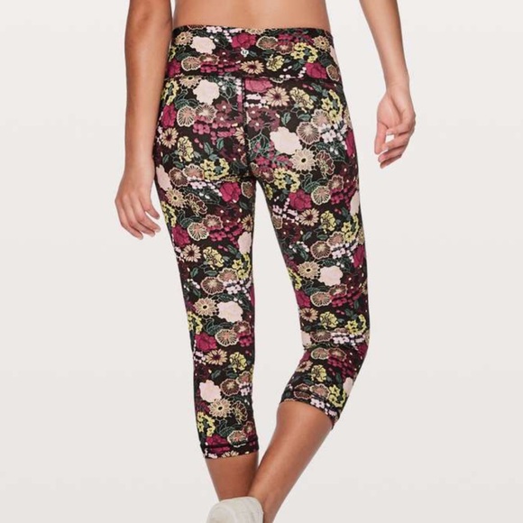 NWOT Lululemon Wunder Under Crop (Hi-Rise) 21" in Fluorolace Multi size 4 - Picture 2 of 6